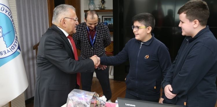 BAŞKAN BÜYÜKKILIÇ’A MİNİK ÖĞRENCİLERDEN ‘AKILLI SERA’ PROJESİ SUNUMU