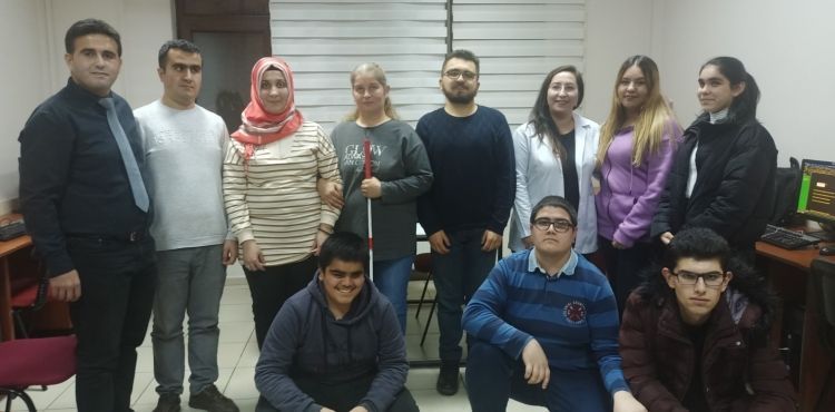 Görme engelli vatandaşların teknolojiye hâkim olması adına sertifikalı bilgisayar kursu veriliyor