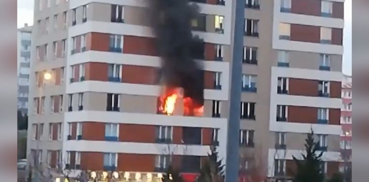 Mutfakta çıkan yangın binada panik yarattı