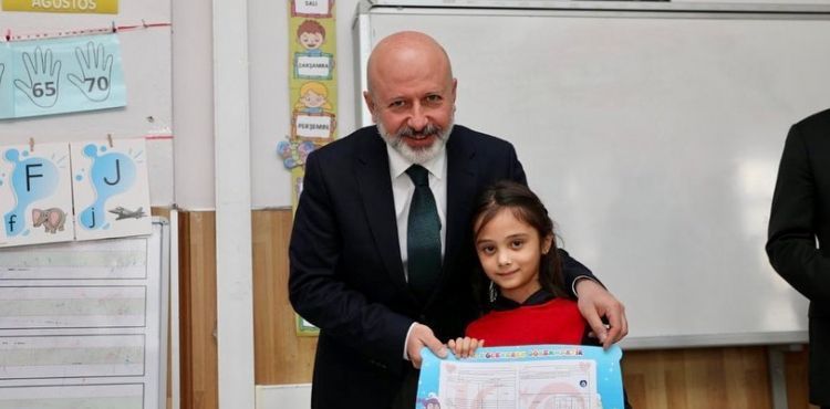 BAŞKAN ÇOLAKBAYRAKDAR, ÖĞRENCİLERİN KARNE HEYECANINI PAYLAŞTI