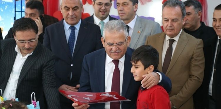 BAŞKAN BÜYÜKKILIÇ, VALİ ÇİÇEK İLE MİNİKLERİN KARNE HEYECANINA ORTAK OLDU