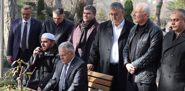 BAŞKAN BÜYÜKKILIÇ’TAN ŞEHİTLİKLERE ZİYARET