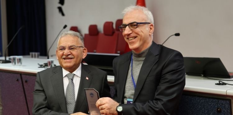 BÜYÜKKILIÇ’TAN BÜYÜKŞEHİR’DE GERÇEKLEŞEN DEPREM HASAR TESPİTİ EĞİTİMİ’NDE ÖĞRETİM ÜYELERİNE PLAKET