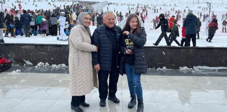 BAŞKAN BÜYÜKKILIÇ, ERCİYES KAYAK MERKEZİ’NDE KAYAK SEVERLERLE BULUŞTU
