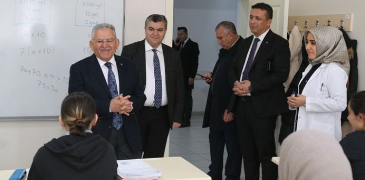 BAŞKAN BÜYÜKKILIÇ'TAN KAYMEK İHTİSAS MERKEZİ’NDE GENÇLERE ÇAT KAPI ZİYARET