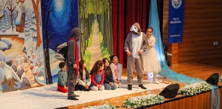 TALAS’TA ÇOCUKLAR TİYATRO İLE EĞLENDİ