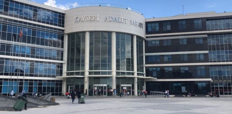 Eşiyle baldızına bıçak çeken şahıs kendisini dövdüğü iddiasıyla bacanağından şikayetçi oldu