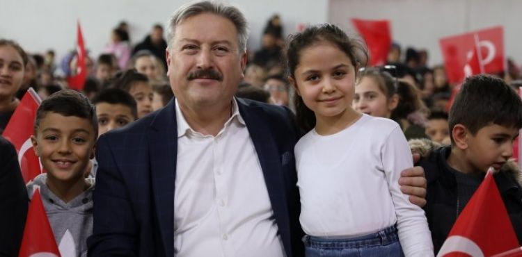 BAŞKAN PALANCIOĞLU’NDAN ÖĞRENCİLERE KARNE ŞENLİĞİ HEDİYESİ