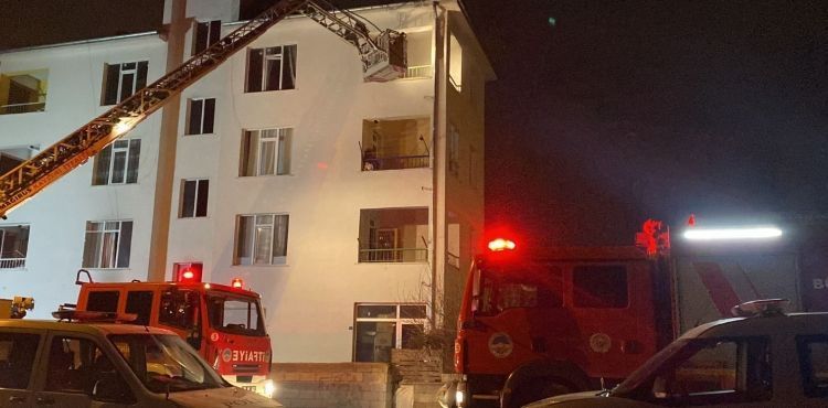 Apartmanda çıkan yangında 1 kişi öldü 8 kişi yaralandı