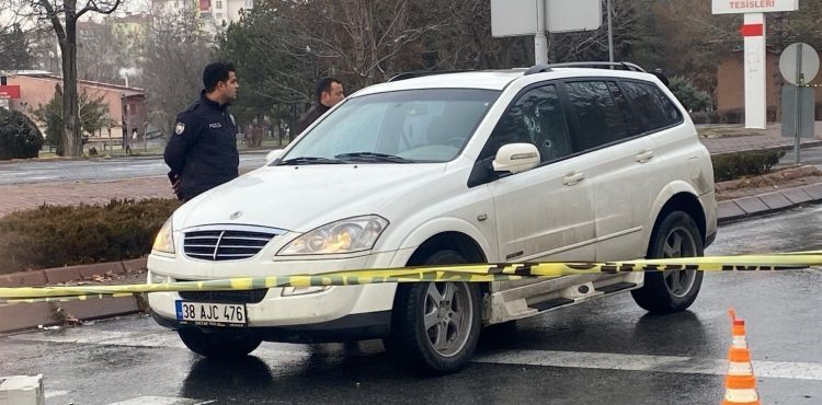Trafik ışıklarında bekleyen aracın sürücüsü silahla yaralandı