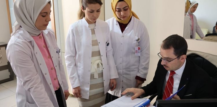 İl Sağlık Müdürü Erşan, “Erken evrede yakaladığımız her vakada kişinin hayatını olumlu etkileyecek dokunuşta bulunabiliyoruz