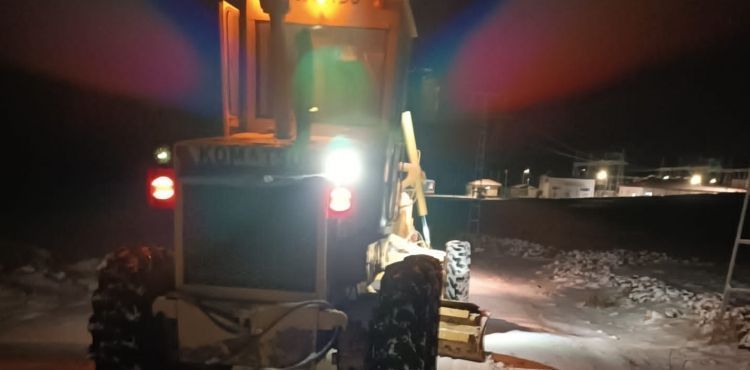 BÜYÜKŞEHİR, KARLA KAPLI 139 MAHALLE YOLUNU ULAŞIMA AÇTI