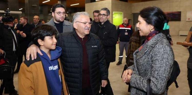 Başkan Büyükkılıç, Havalimanı'nın Yeni Terminal Binasında İlk Yolcuları Karşıladı