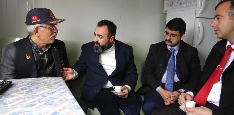 Türkiye Gaziler ve Şehit Aileleri Vakfı Başkanları, Kıbrıs Gazisi Fahri Yeniceli’yi ziyaret etti