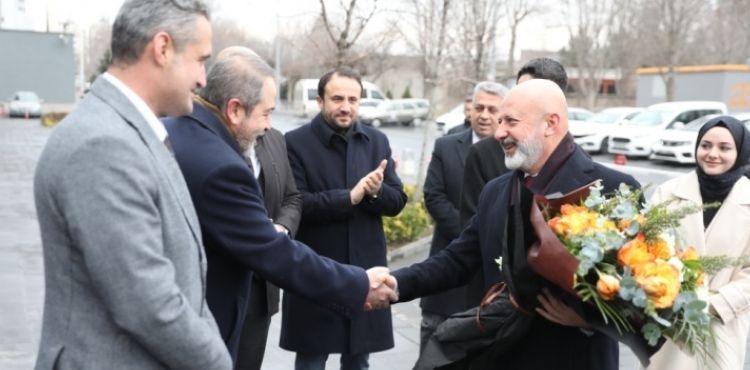BAŞKAN ÇOLAKBAYRAKDAR’A BELEDİYE ÇALIŞANLARINDAN COŞKULU KARŞILAMA