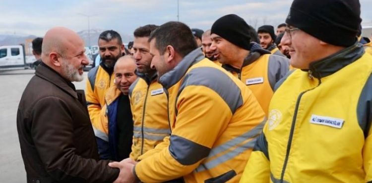 BAŞKAN ÇOLAKBAYRAKDAR’A SAHA ÇALIŞANLARDAN COŞKULU KARŞILAMA