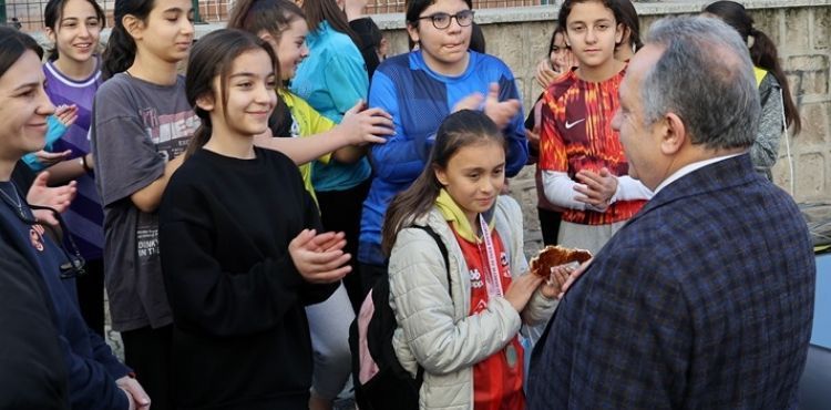 BAŞKAN YALÇIN'DAN ŞAMPİYON ÖĞRENCİLERE TEBRİK
