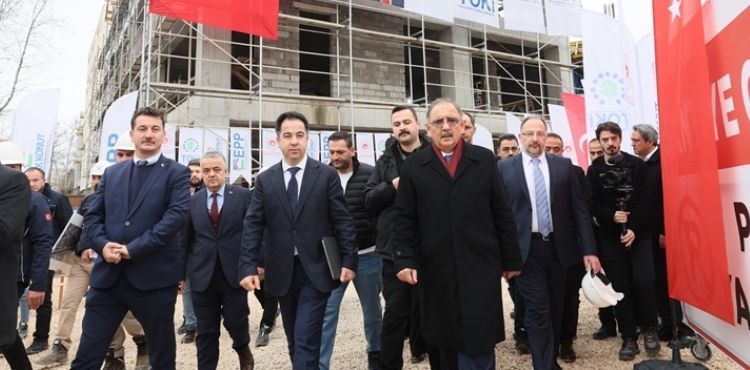 BAKAN ÖZHASEKİ ADIYAMAN’DA ‘YERİNDE DÖNÜŞÜM’ PROJESİYLE YAPILAN EVİ GEZDİ