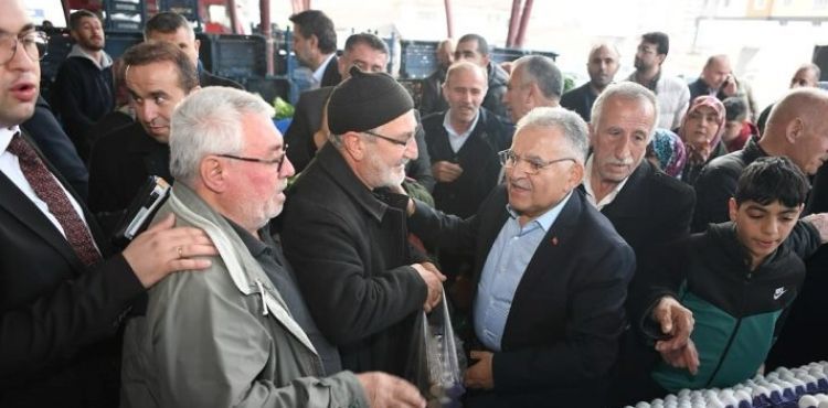BAŞKAN BÜYÜKKILIÇ, PAZARCI ESNAFININ HER ZAMAN YANINDA