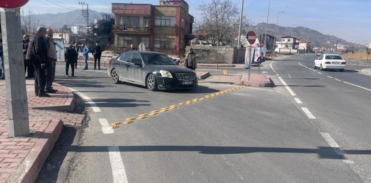 Mahalle sakinleri girişteki kavşağın düzeltilmesini istiyor