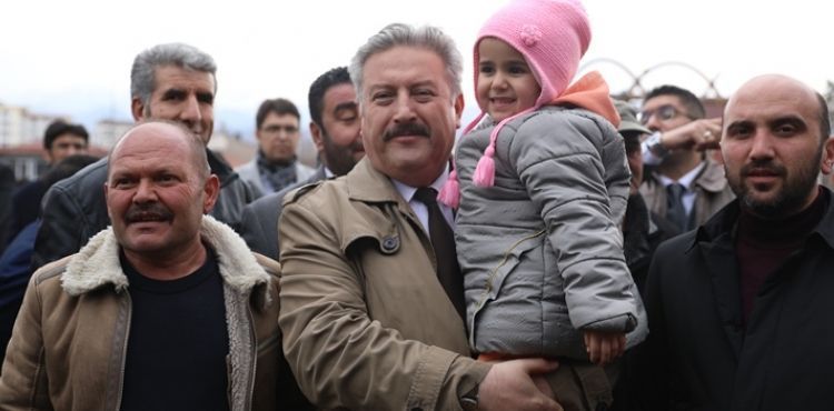BAŞKAN PALANCIOĞLU YENİ AÇTIKLARI PAZAR YERİNDE ALIŞVERİŞ YAPTI, VATANDAŞLARLA BİR ARAYA GELDİ