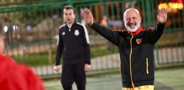BAŞKAN ÇOLAKBAYRAKDAR, HALI SAHADA GENÇLERLE TER DÖKTÜ