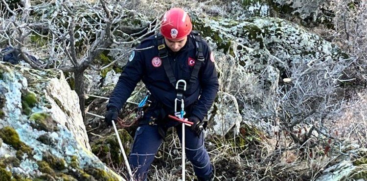 BÜYÜKŞEHİR İTFAİYESİ’NDEN 2 SAATLİK “KEÇİ KURTARMA” ÇALIŞMASI