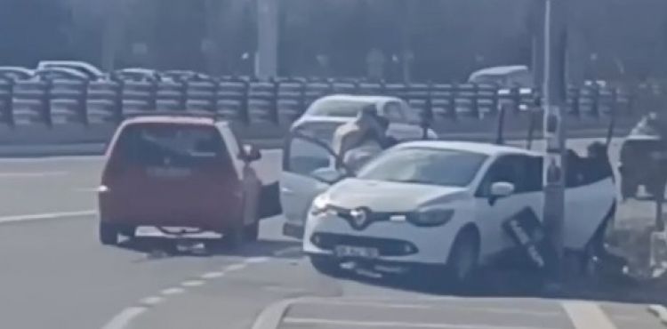 Otomobillerin çarpıştığı kazada 2 yaralı