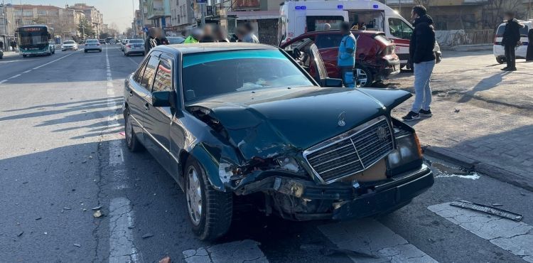 Sollama yapan dikkatsiz sürücü kazaya sebep oldu
