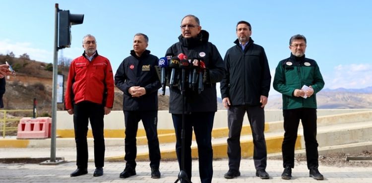ÇEVRE, ŞEHİRCİLİK VE İKLİM DEĞİŞİKLİĞİ BAKANI ÖZHASEKİ, İLİÇ MADEN SAHASINDAKİ ÇALIŞMALARI YERİNDE İNCELEDİ