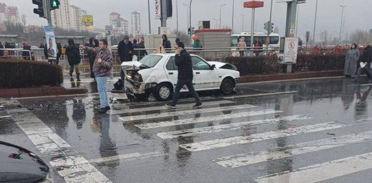 Zincirleme kazada 3 otomobil çarpıştı