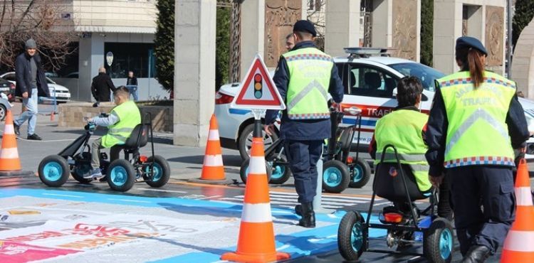 Trafik Jandarmasından öğrencilere uygulamalı eğitim