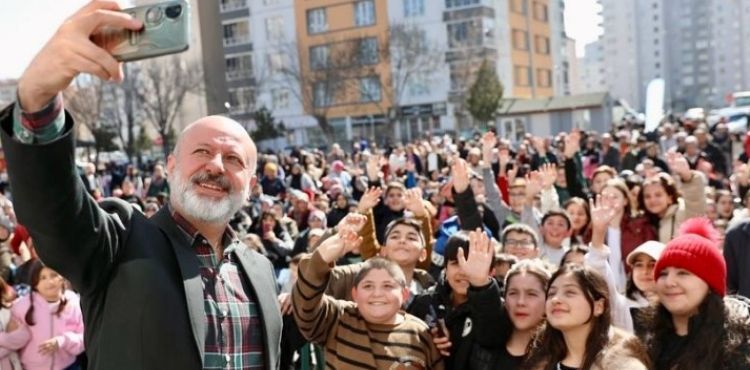 BAKAN OLAKBAYRAKDAR, OCUKLARIMIZIN HEM YZN GLDRYORUZ HEM DE GELECEE HAZIRLIYORUZ