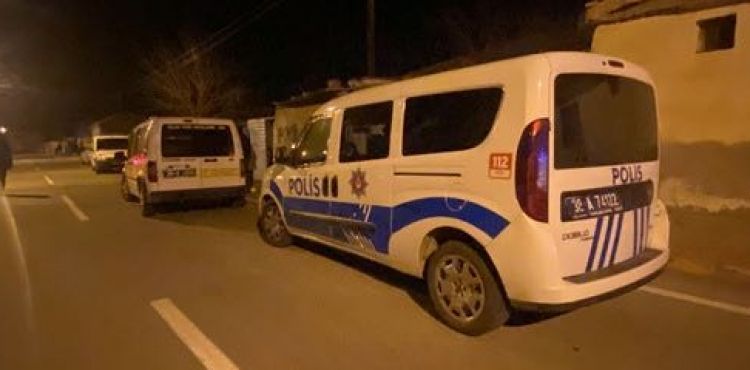 Ailesiyle tartışan şahıs kazara kendini vurdu