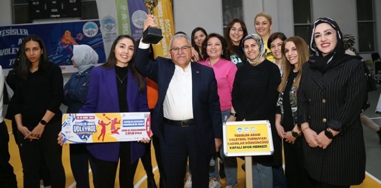 BÜYÜKKILIÇ, VOLEYBOL TURNUVASI’NDA DERECEYE GİREN TAKIMLARA ÖDÜLLERİNİ TAKDİM ETTİ