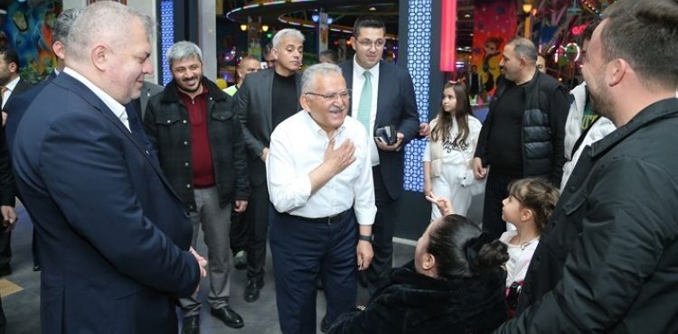 BÜYÜKKILIÇ, KUMSMALL ALIŞVERİŞ MERKEZİ’NDE ESNAF VE VATANDAŞLARLA BULUŞTU