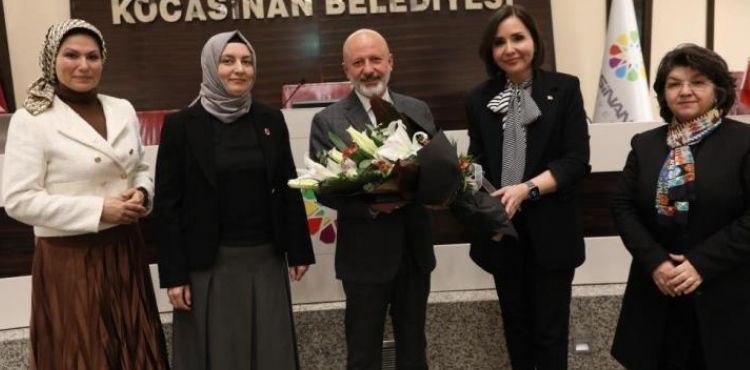 BAŞKAN ÇOLAKBAYRAKDAR’DAN MECLİS ÜYELERİNE PLAKET