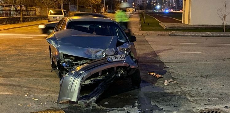 Otomobil ile işçi servisi çarpıştı: 3 yaralı