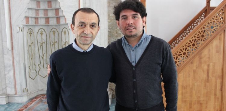 Duyarlı öğretmen işitme engelli vatandaşlar için hutbe tercüme ediyor