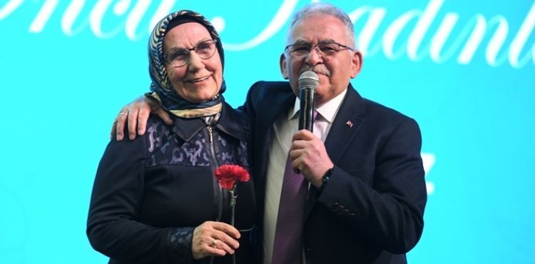 BAŞKAN BÜYÜKKILIÇ VE EŞİ DR. NECMİYE BÜYÜKKILIÇ, ÖNCÜ KADINLARLA BİR ARAYA GELDİ
