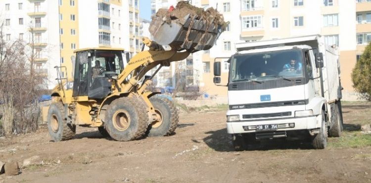 YILDIRIM BEYAZIT MAHALLESİ'NDE KÖŞE BUCAK TOPLU TEMİZLİK ÇALIŞMASI YAPILDI