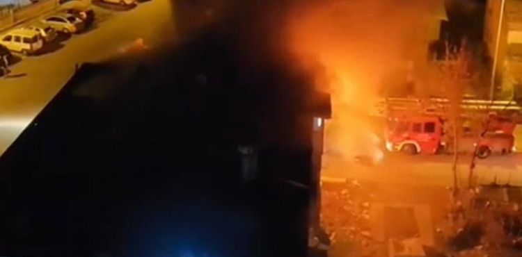 Gece binadan çıkan yangında bir kişi etkilendi