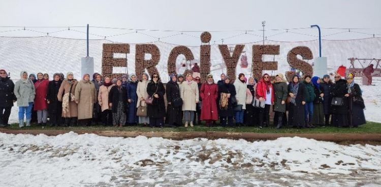 KAYMEK, ERCİYES’İ HİÇ YAKINDAN GÖRMEYEN KURSİYERLERİNİ ZİRVEDE BULUŞTURMAYA DEVAM EDİYOR