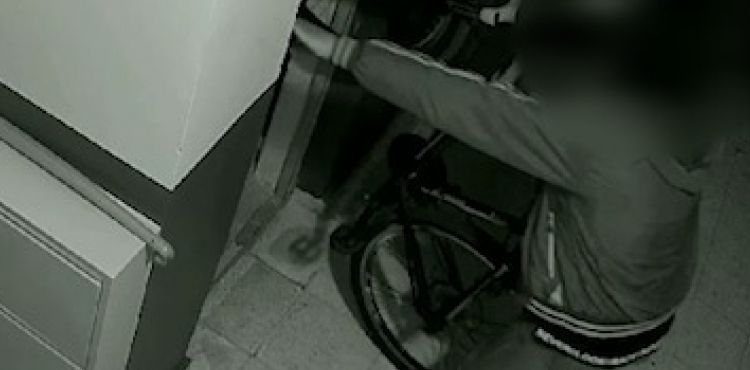 Bisiklet hırsızlığı güvenlik kamerasına yakalandı
