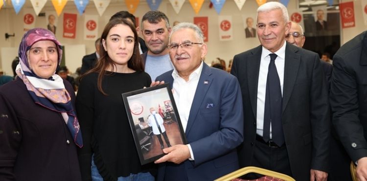 BÜYÜKKILIÇ, YEŞİLHİSAR’DA KONUŞTU: “GÜZELLİKTE YARIŞACAĞIZ, BİZ CUMHURUZ”