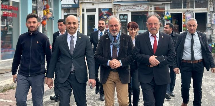 TOMARZALILAR CHP’Lİ MURAT MOLU’YU BAĞIRLARINA BASTI
