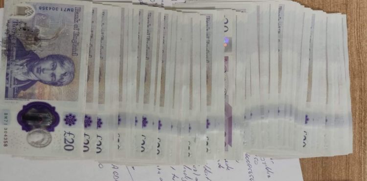 Kaybolan 81 bin lira değerindeki İngiliz Poundu bulunarak sahibine teslim edildi