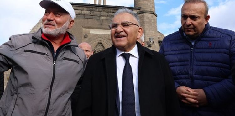 KAZANCILAR ÇARŞISI ESNAFI İLE BULUŞAN BÜYÜKKILIÇ: “DURMAK YOK, KOŞMAYA DEVAM”