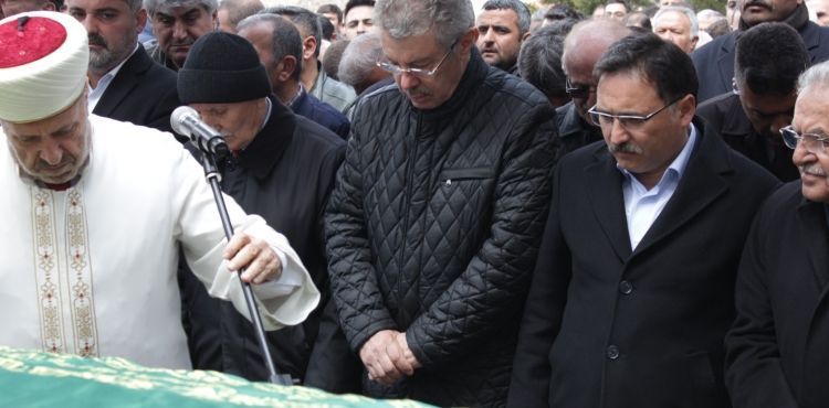 Başkan Hüseyin Akay’ın annesi son yolculuğuna uğurlandı