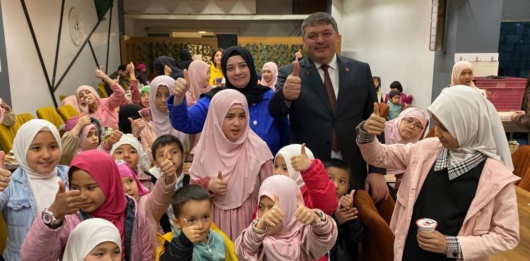 Önder Narin e Doğu Türkistan lı çocuklardan sevgi seli